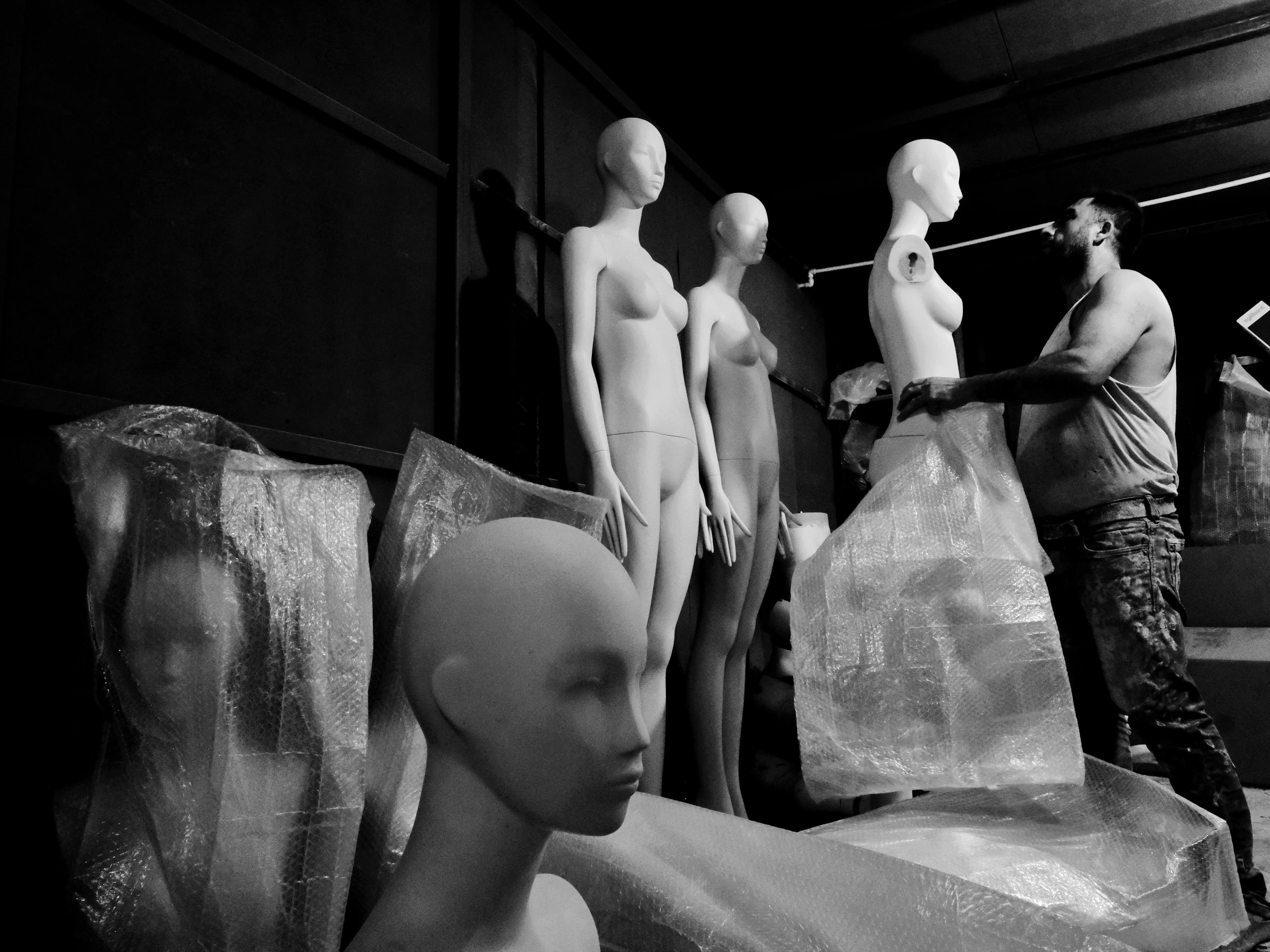 Allestimento di manichini in un atelier