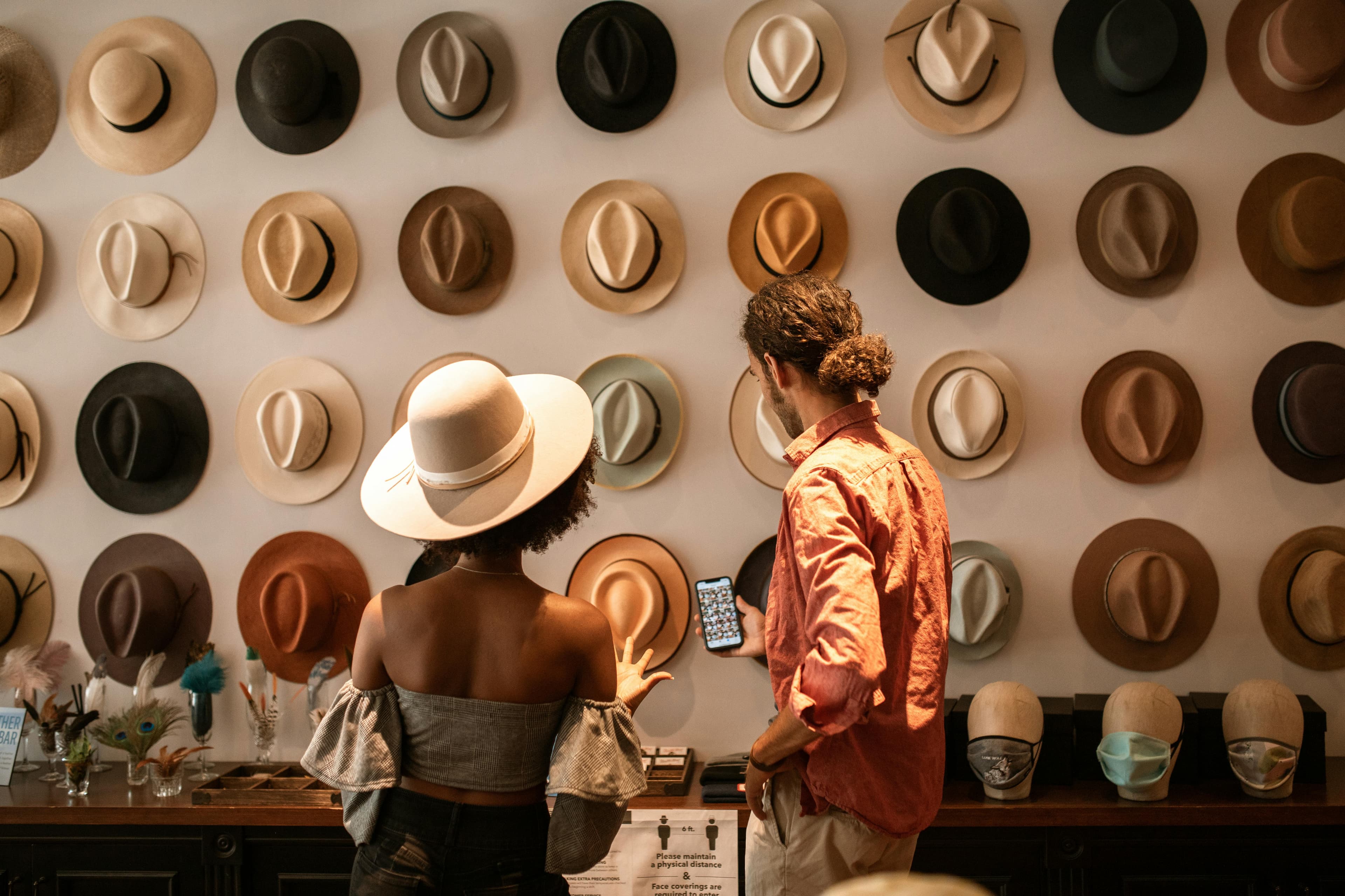 Due clienti scelgono in uno showroom di moda