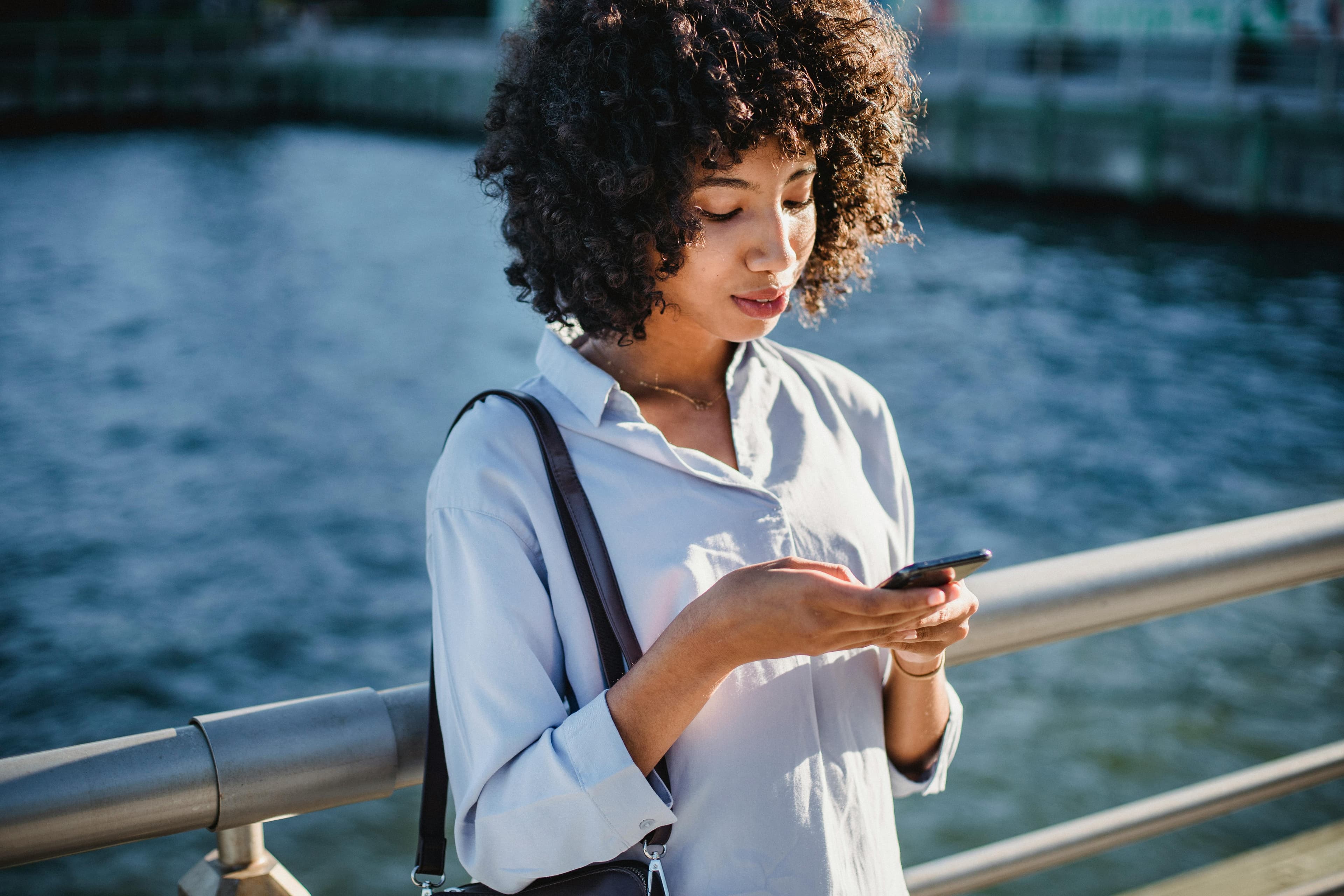 Professionista al lavoro sullo smartphone all'aperto